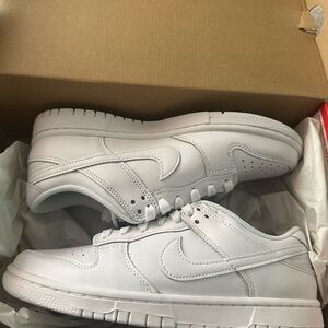 Dunk LOW All White
Brand new
Size: Men’s/youth 6.5
Women’s: 8